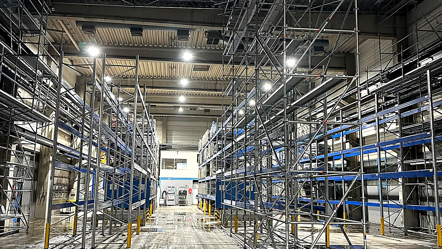 Innengerüst in einer Industriehalle von SKY Gerüstbau