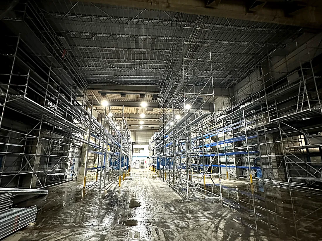 Industriegerüst im Innenbereich einer Halle